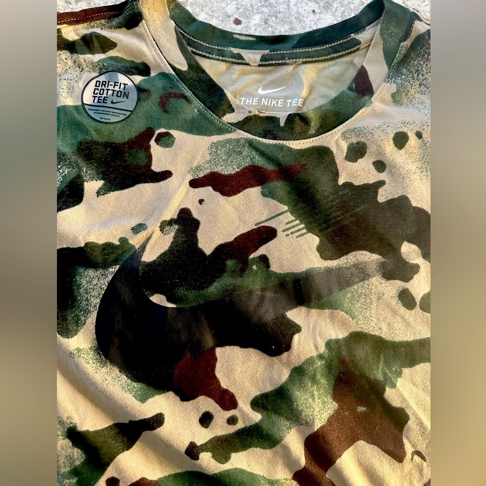 Nike Men’s Dri Fit t-shirt. Size L. New. No tags. Never worn.